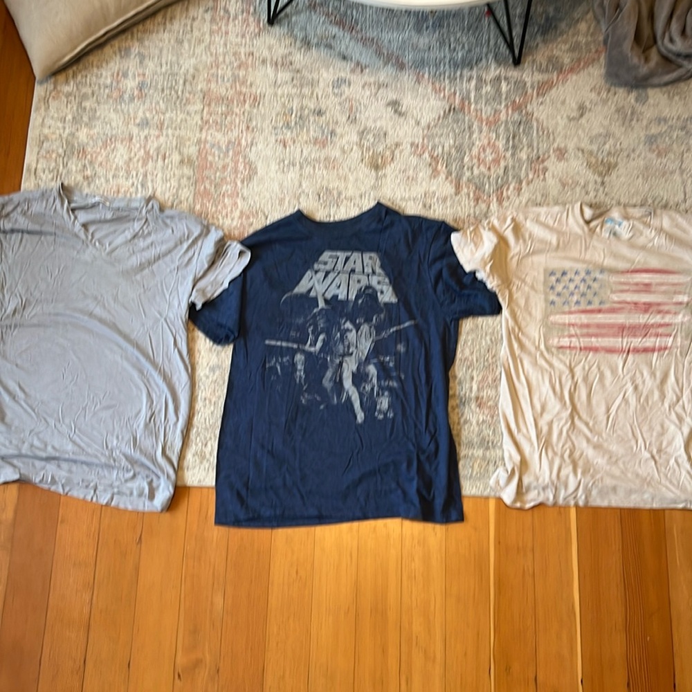 3 T-shirt all medium size. All of them are hardly worn